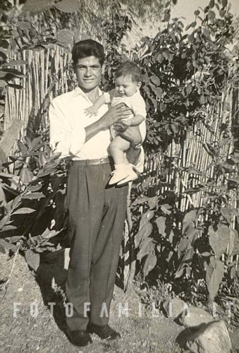 Angelo Girau con il nipote Roberto nell'orto di un parente